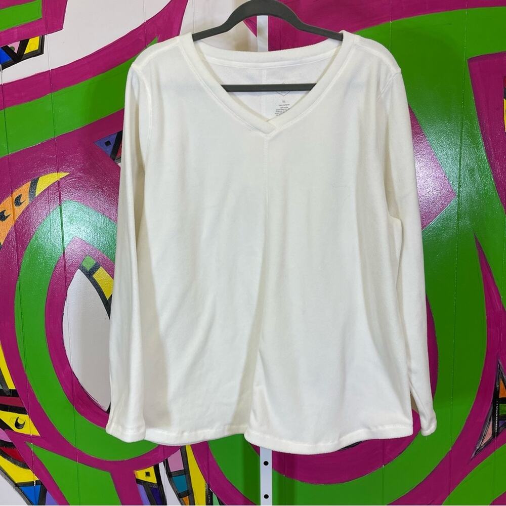 St. John's Bay, White Fleece Long Sleeve Shirt. Size XL. In excellent condition!